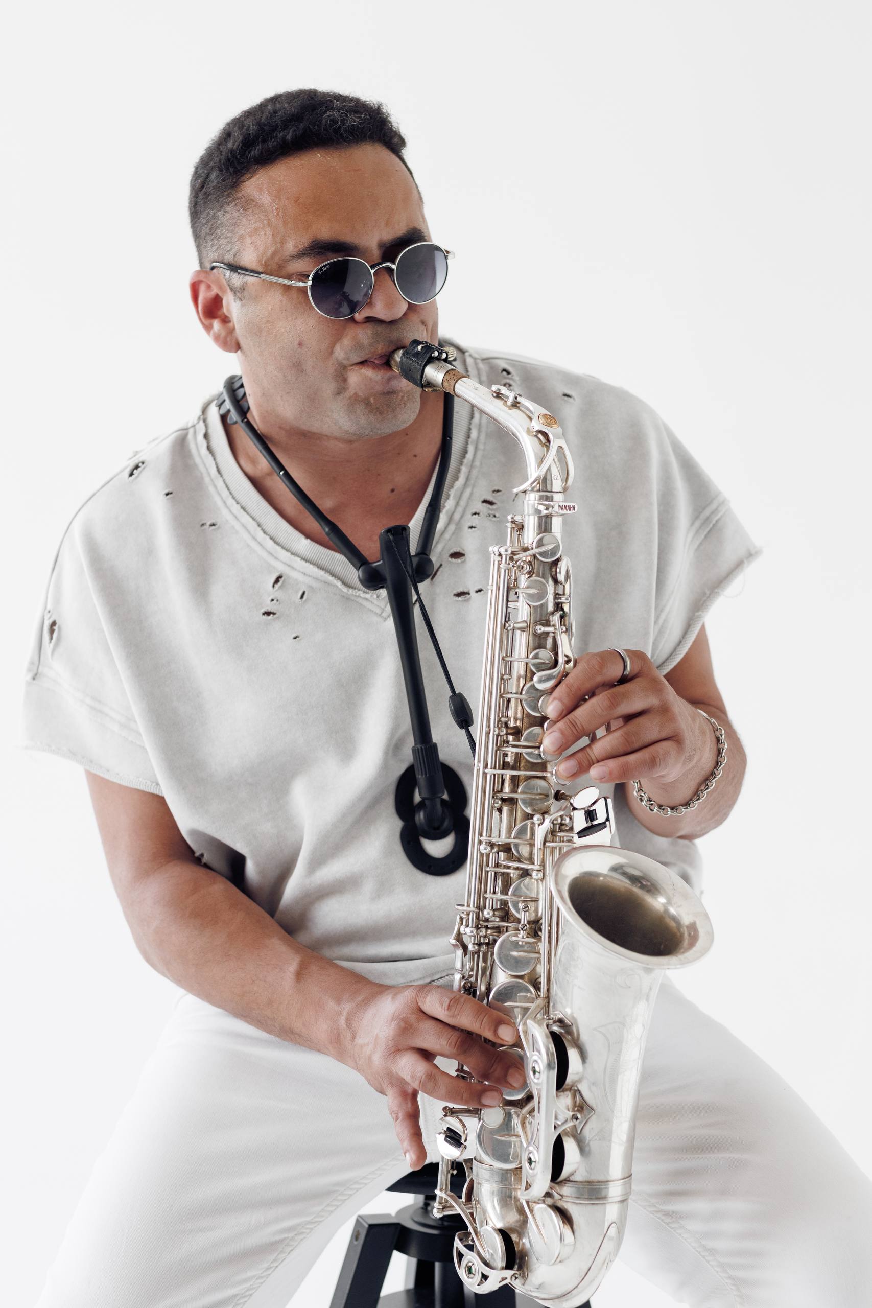Das Rosa Sax играет на саксофоне